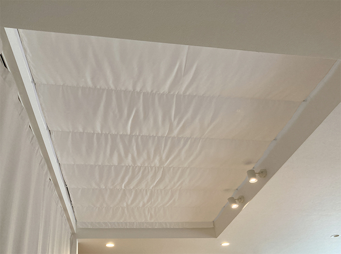 吹き抜けに天幕を付けました