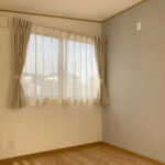 麻素材でナチュラルなカーテンと、ウッドブラインドの施工事例