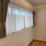 ヘリンボーン織のカーテンでナチュラル感のある空間に