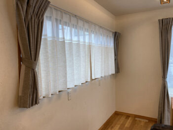 ヘリンボーン織のカーテンでナチュラル感のある空間に