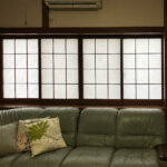 障子とソファのある部屋