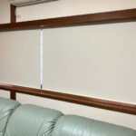 白いロールスクリーンの窓