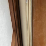 鴨居の間に取り付けしたロールスクリーン