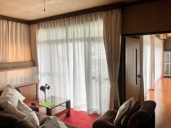 シックな雰囲気の応接間